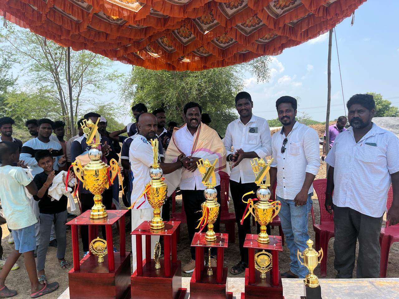 வெற்றி வீரர்களுக்கு கோப்பை வழங்கல்