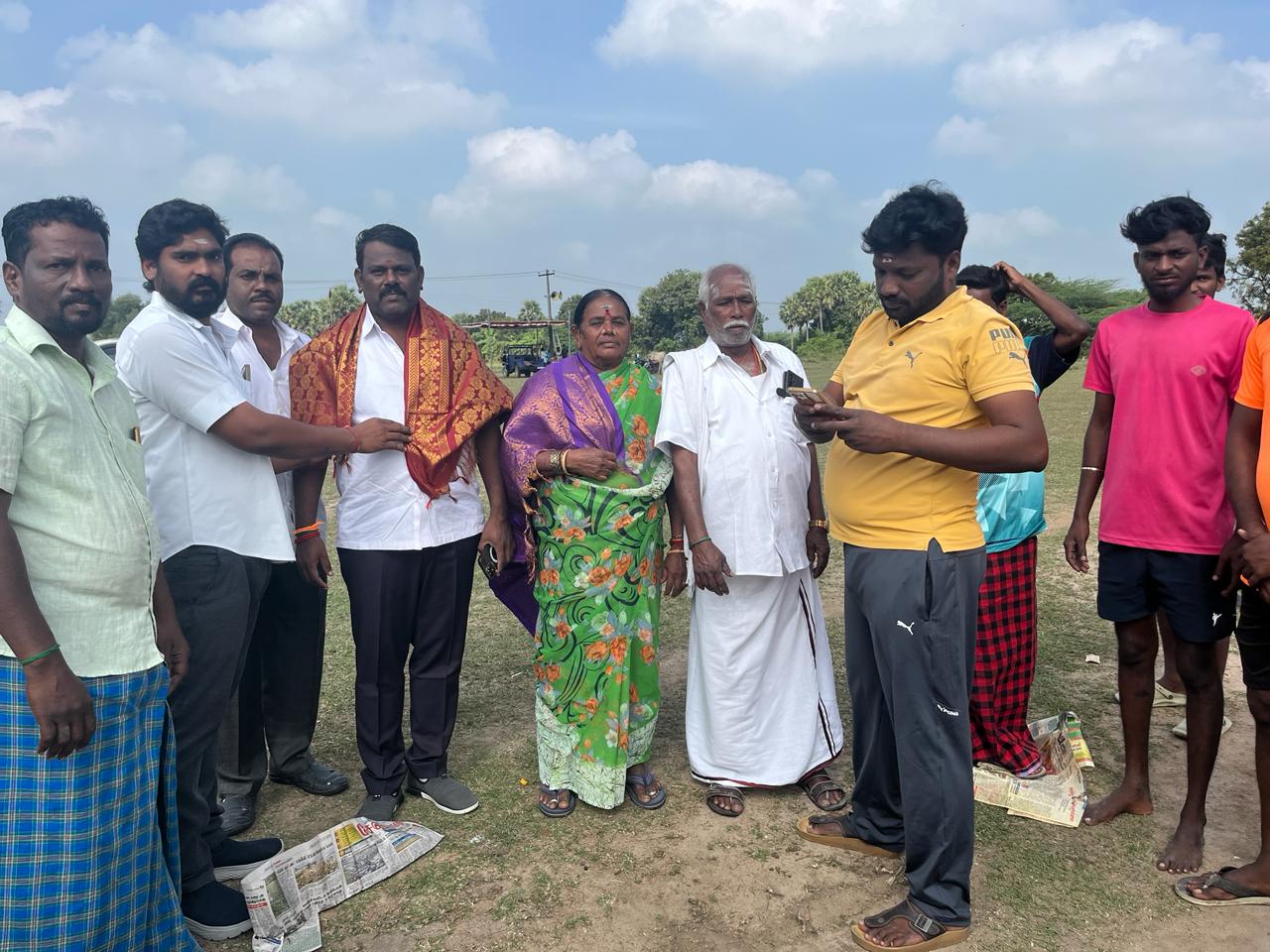 சமூக பெரியோர்களிடம் கவுரவிப்பு