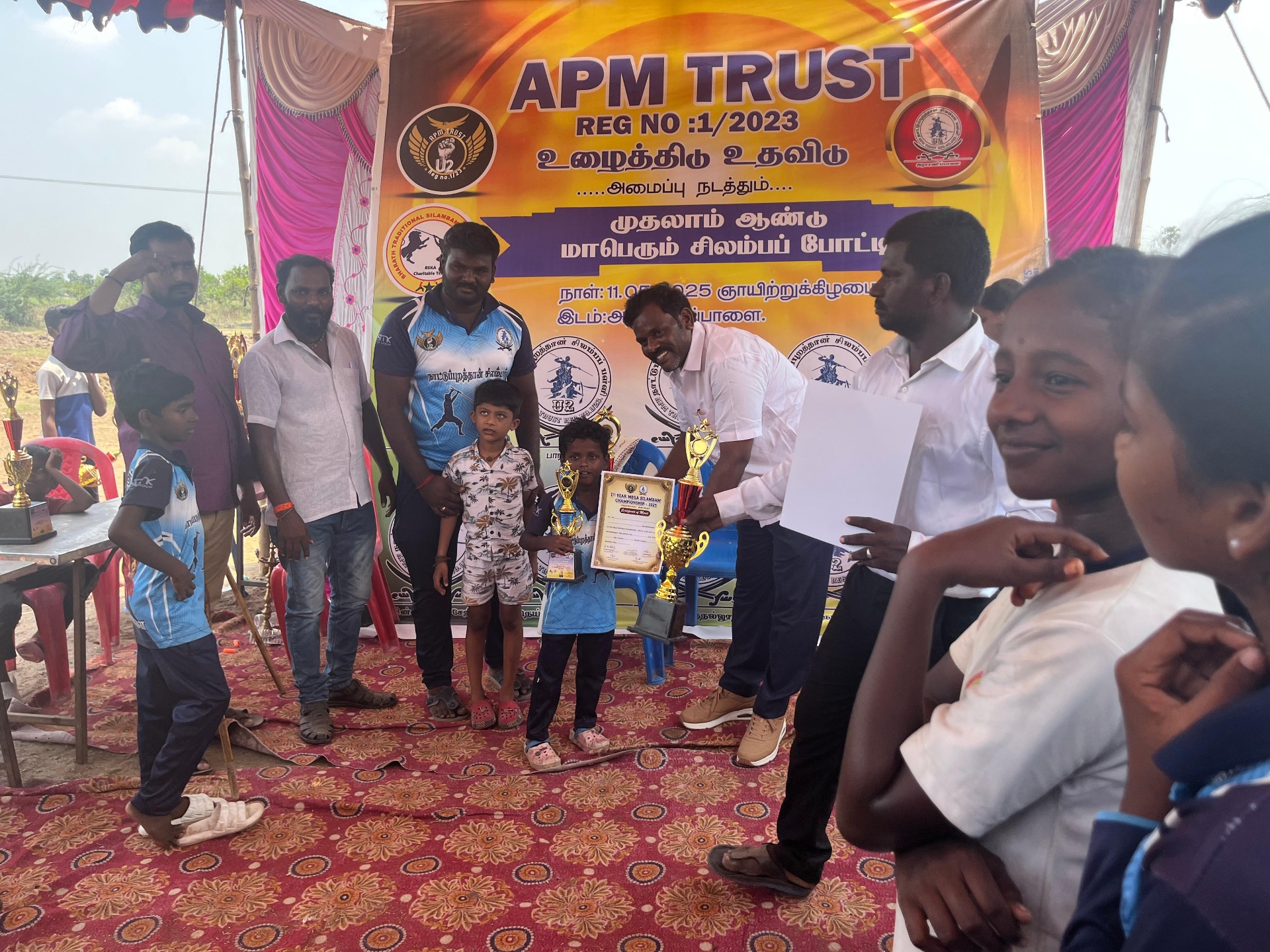 வெற்றி வீரர்களுடன் கோப்பை வழங்கல் தருணம்